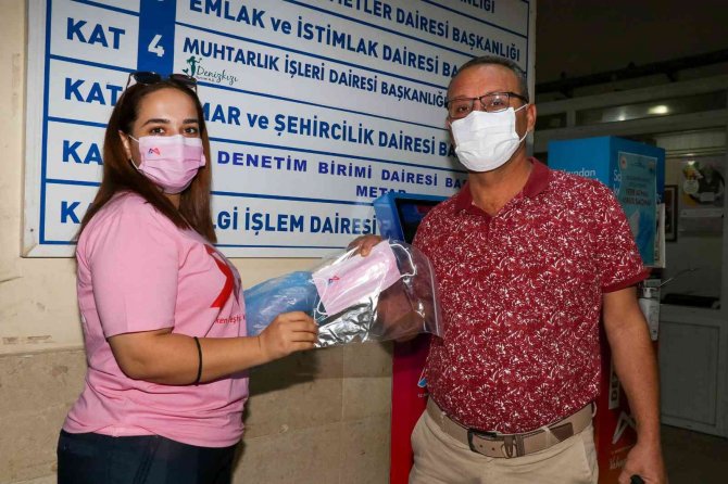 Büyükşehir Belediyesi, Meme Kanserine Dikkat Çekmek İçin Pembe Maske Dağıttı
