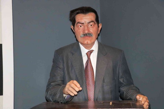 Şair Ve Yazarların Anısı Balmumu Heykellerle Yaşatılıyor