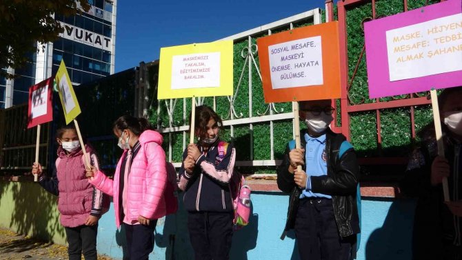Öğrenciler Ellerinde Dövizlerle Covid-19’a Dikkat Çekmek İçin Etkinlik Düzenledi