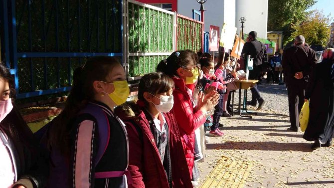 Öğrenciler Ellerinde Dövizlerle Covid-19’a Dikkat Çekmek İçin Etkinlik Düzenledi