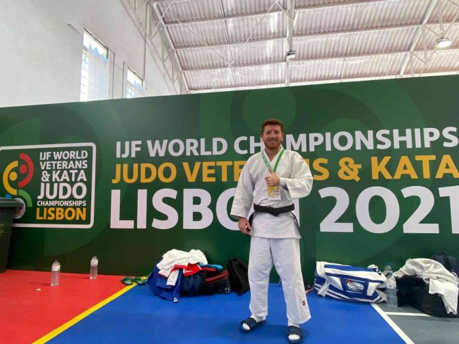 Sönmez, Veteranlar Dünya Judo Şampiyonu Oldu