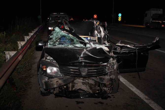 Kontrolden Çıkan Otomobil Tıra Ok Gibi Saplandı: 1 Yaralı