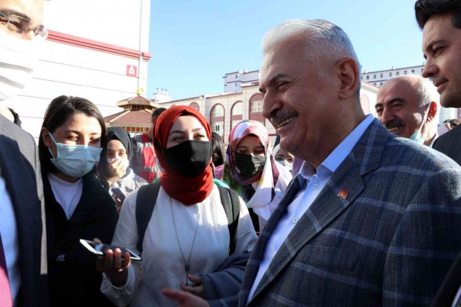 Binali Yıldırım’ı Karşısında Görünce Telefona Sarılıp Babası İle Görüştürdü