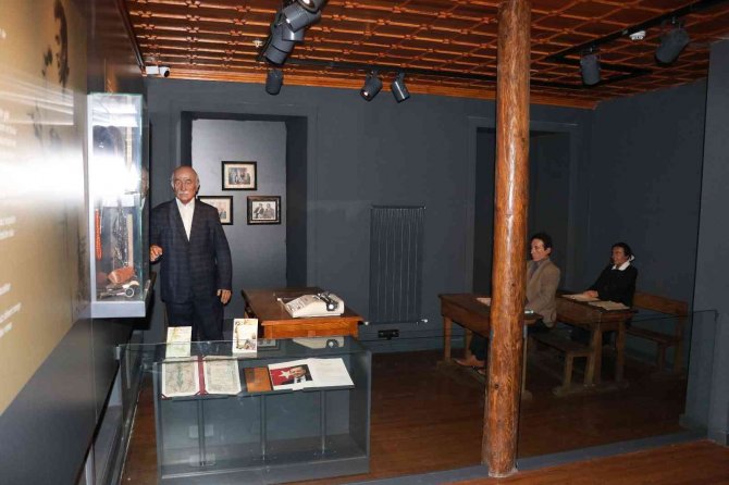 Şair Ve Yazarların Anısı Balmumu Heykellerle Yaşatılıyor