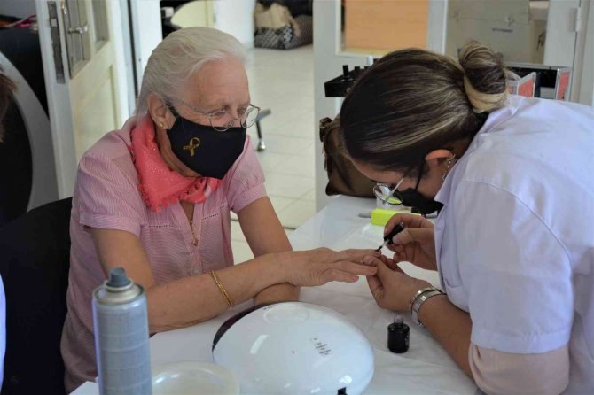 Meme Kanseri İle Mücadele Eden Kadınlara Güzellik Morali