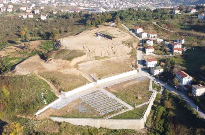 Şehit Mezarlığı’nın Duvarları Örülüyor