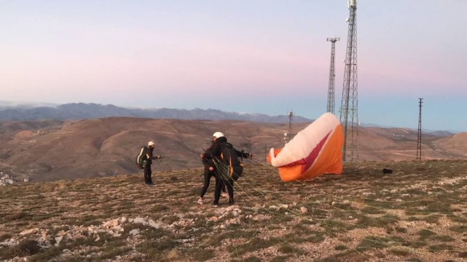 Bayburt Semalarında Uçan Yamaç Paraşütçüleri Drone İle Görüntülendi