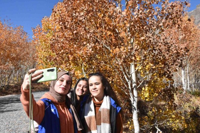 Gönüllüler Nemrut’ta Doğa Yürüyüşü Yapıp Halay Çektiler