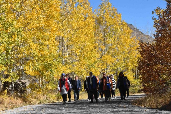 Gönüllüler Nemrut’ta Doğa Yürüyüşü Yapıp Halay Çektiler