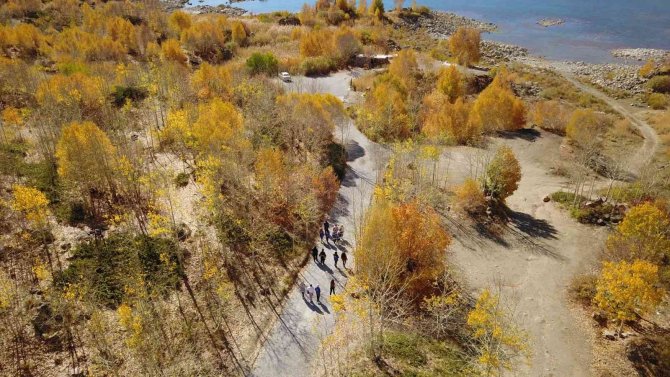 Gönüllüler Nemrut’ta Doğa Yürüyüşü Yapıp Halay Çektiler