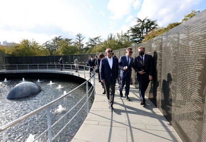 Bakan Çavuşoğlu’ndan Kore Şehitlerinin Yattığı Bm Anıt Mezarlığı’na Ziyaret