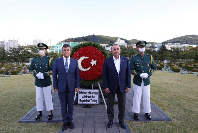 Bakan Çavuşoğlu’ndan Kore Şehitlerinin Yattığı Bm Anıt Mezarlığı’na Ziyaret