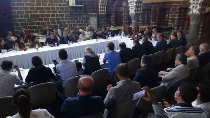 Hafıza Odası Sergisini Açan Ahmet Güneştekin, Bakan Soylu’ya Yanıt Verirken, Teröristlere Övgüler Yağdırdı