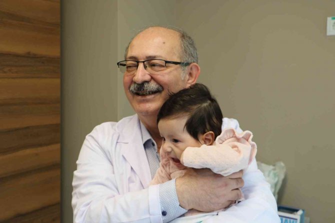 Doğuştan Makatı Tıkalı Doğan Bebeği Tek Ameliyatla Tedavi Etti