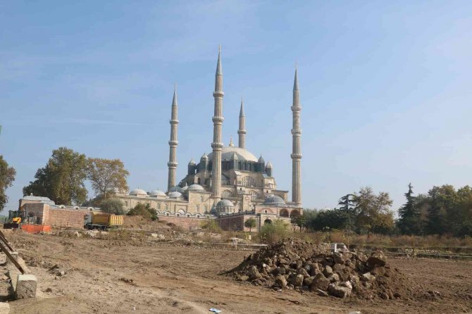 Selimiye Camisi Meydan Düzenleme Çalışmalarında Roma Dönemine Ait Aile Mezarlığı Bulundu