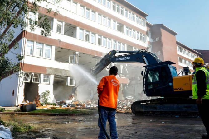 İ̇negöl Hükümet Konağı’nın Yıkımı Yapıldı