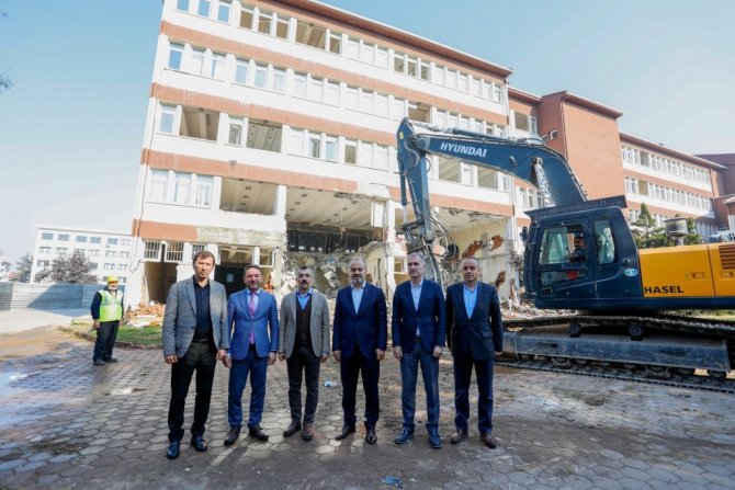 İ̇negöl Hükümet Konağı’nın Yıkımı Yapıldı
