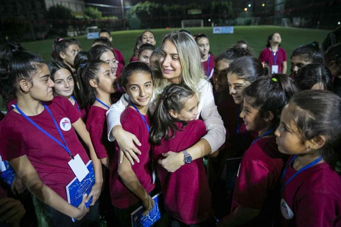 Kız Çocuklarına Burs İmkanı Verecek ‘İ̇lham Veren Adımlar’ Kitabı, Kır Çiçekleriyle Buluştu