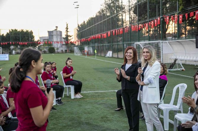 Kız Çocuklarına Burs İmkanı Verecek ‘İ̇lham Veren Adımlar’ Kitabı, Kır Çiçekleriyle Buluştu