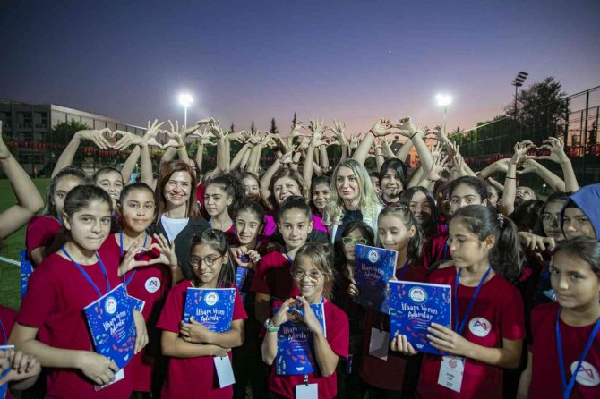 Kız Çocuklarına Burs İmkanı Verecek ‘İ̇lham Veren Adımlar’ Kitabı, Kır Çiçekleriyle Buluştu