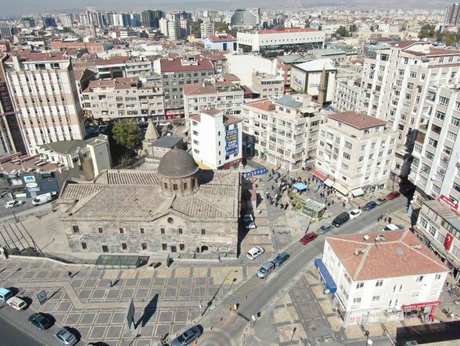 Silüeti Bozan Binaya Yıkım
