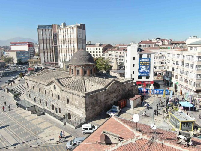 Silüeti Bozan Binaya Yıkım