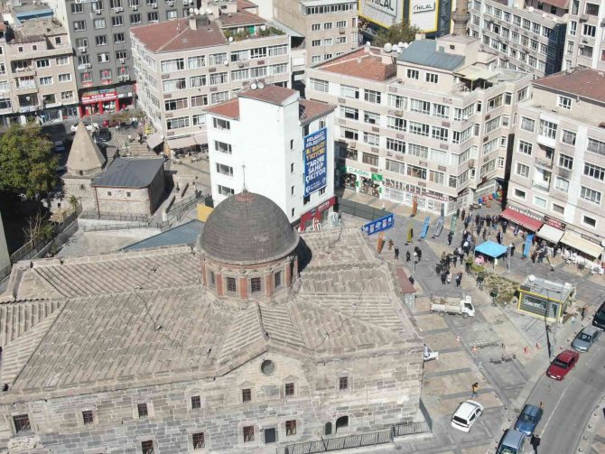 Silüeti Bozan Binaya Yıkım
