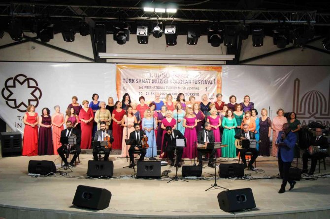 Mardin’de Sanat Müziği Korolar Festivali’nde Nilüfer Kadın Korosu Sahne Aldı