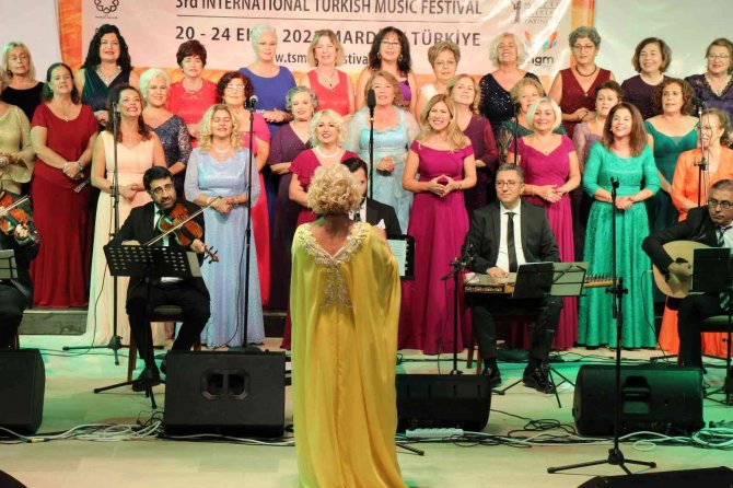 Mardin’de Sanat Müziği Korolar Festivali’nde Nilüfer Kadın Korosu Sahne Aldı