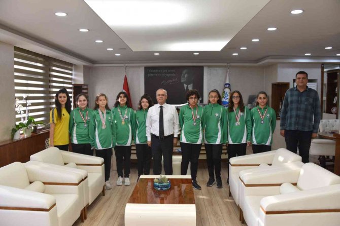 Salihlili Yüzücüler Madalyalarla Döndü