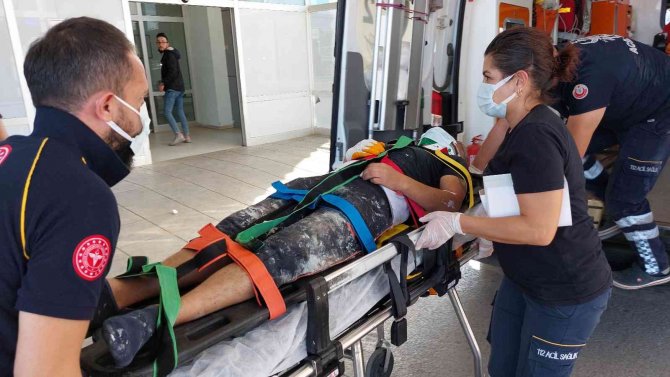 İ̇nşaat İşçisi 3. Kattan 2.kattaki İskeleye Düşerek Ölümden Döndü