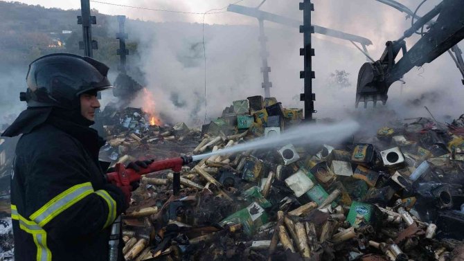 Seyir Halindeki Tırın Dorsesi Alev Alev Yandı