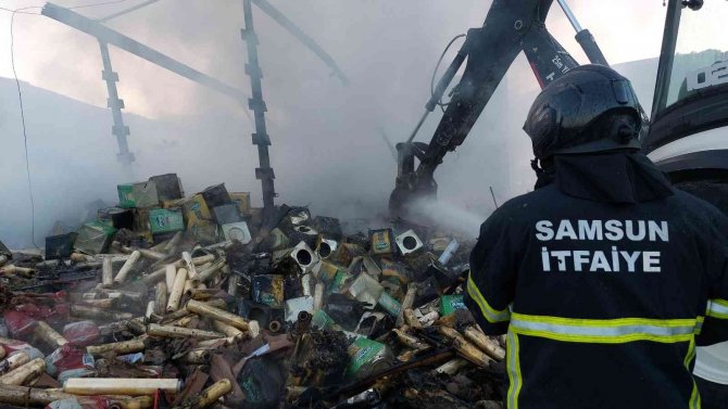 Seyir Halindeki Tırın Dorsesi Alev Alev Yandı