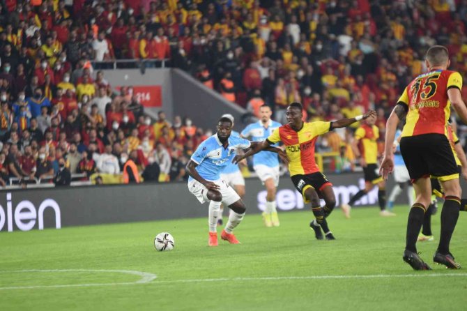 Süper Lig: Göztepe: 0 - Trabzonspor: 0 (İ̇lk Yarı)