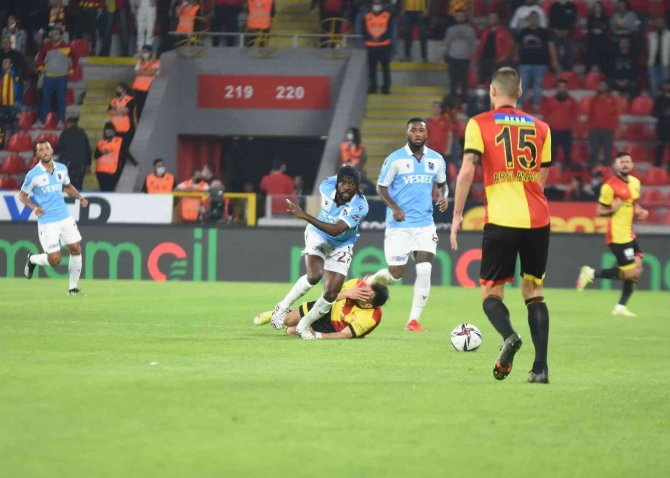 Süper Lig: Göztepe: 0 - Trabzonspor: 0 (İ̇lk Yarı)