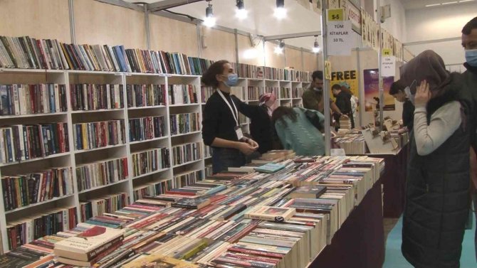 16’ncı Ankara Kitap Fuarı’nda, Kitapseverler Pandemiye Rağmen Uzun Kuyruklar Oluşturdu