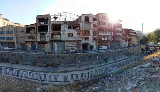 İ̇zmir’in Göbeğinde, Görüntüsüyle Dikkat Çekiyordu: Yeşildere’de Dönüşüm Heyecanı