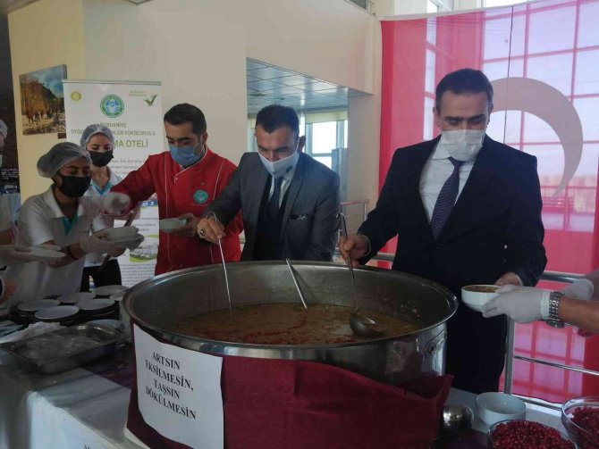 Burhaniye’de Üniversiteliler Bin 500 Kişilik Aşure Yaptı