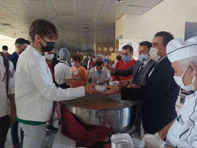 Burhaniye’de Üniversiteliler Bin 500 Kişilik Aşure Yaptı