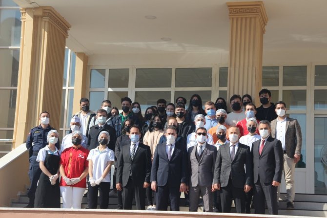 Burhaniye’de Üniversiteliler Bin 500 Kişilik Aşure Yaptı