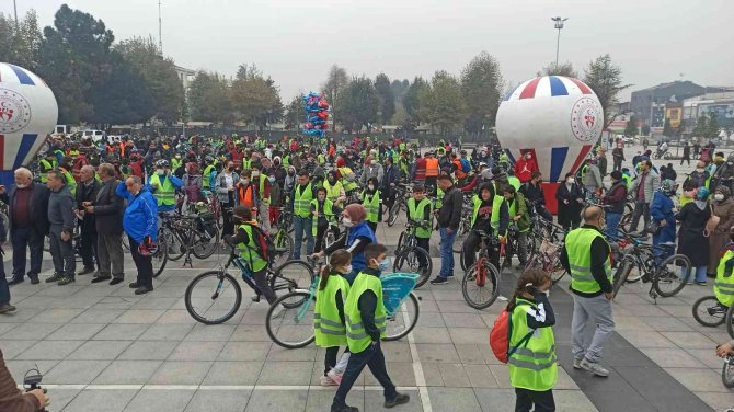 Yağmura Rağmen Pedal Çevirdiler