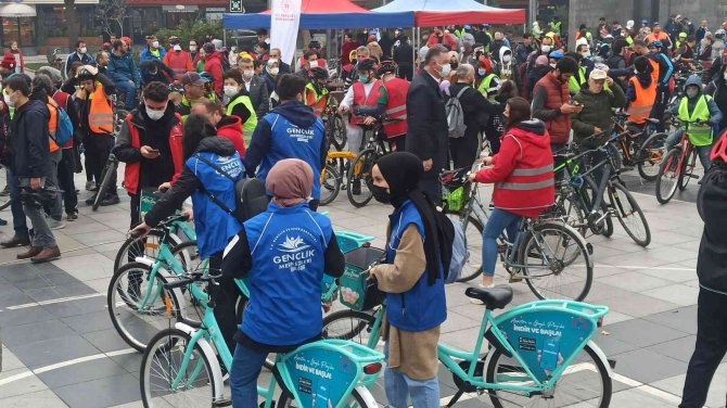Yağmura Rağmen Pedal Çevirdiler