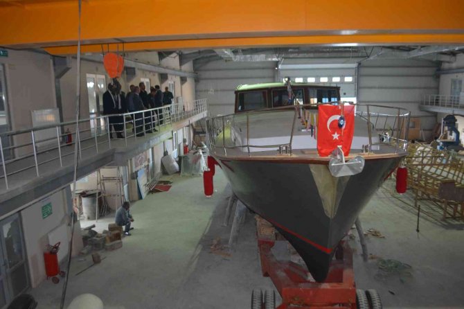 Denizcilik Lisesi Öğrencileri 15 Metre Boyunda Tekne Yaptı