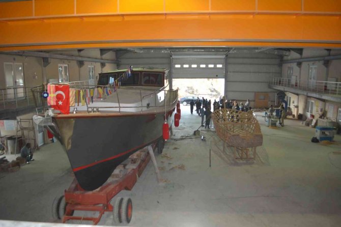 Denizcilik Lisesi Öğrencileri 15 Metre Boyunda Tekne Yaptı