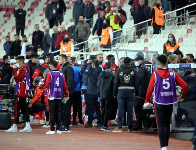 Sivasspor-adana Demirspor Maçı Bitti Tünelde Tartışma Çıktı