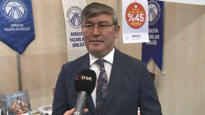 16’ncı Ankara Kitap Fuarı’nda, Kitapseverler Pandemiye Rağmen Uzun Kuyruklar Oluşturdu