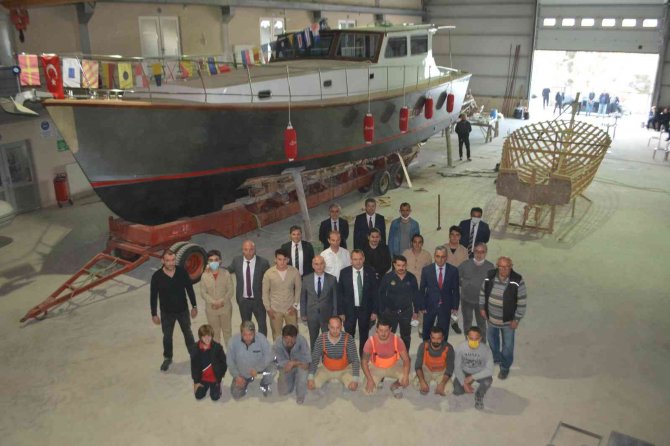 Denizcilik Lisesi Öğrencileri 15 Metre Boyunda Tekne Yaptı
