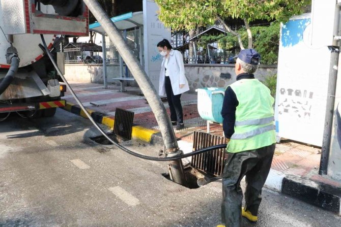 Manisa Merkezde 9 Bin Yağmur Suyu Izgarası Temizlendi