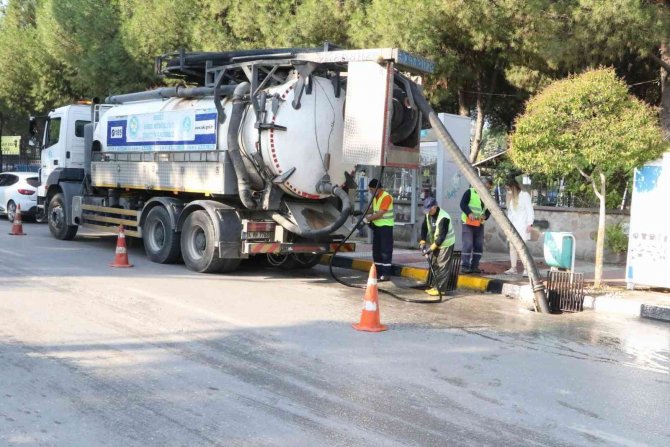 Manisa Merkezde 9 Bin Yağmur Suyu Izgarası Temizlendi