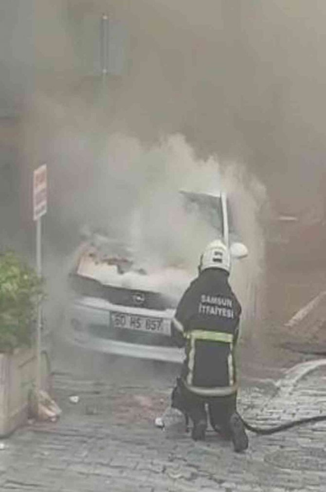 Park Halindeki Otomobilde Yangın